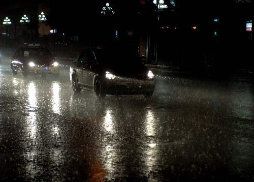 7月5日,汽车在雨中行驶.