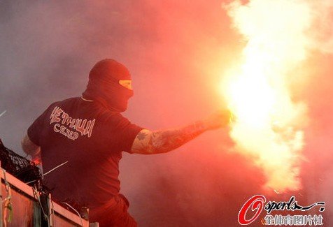 意大利欧预赛只踢6分钟 球迷骚乱致比赛腰斩-