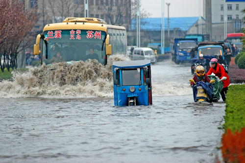 据了解,这次"水漫公路"主要是由于前夜下了大雨,且该路段下水道排水